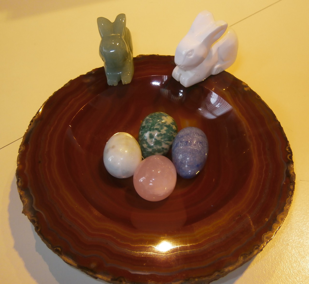 Eine Achatschale als Osternest mit Edelsteineiern und 2 kleinen Edelsteinhäschen