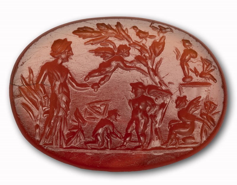 ein ovaler rotbrauner Achat (Carneol) mit einer römischen Gravur.Man sieht Venus und einen von Psysche gequälten Amor in einer ländlichen Szene. römisch, 1.Jhd.v./1. Jhd.n. Chr.